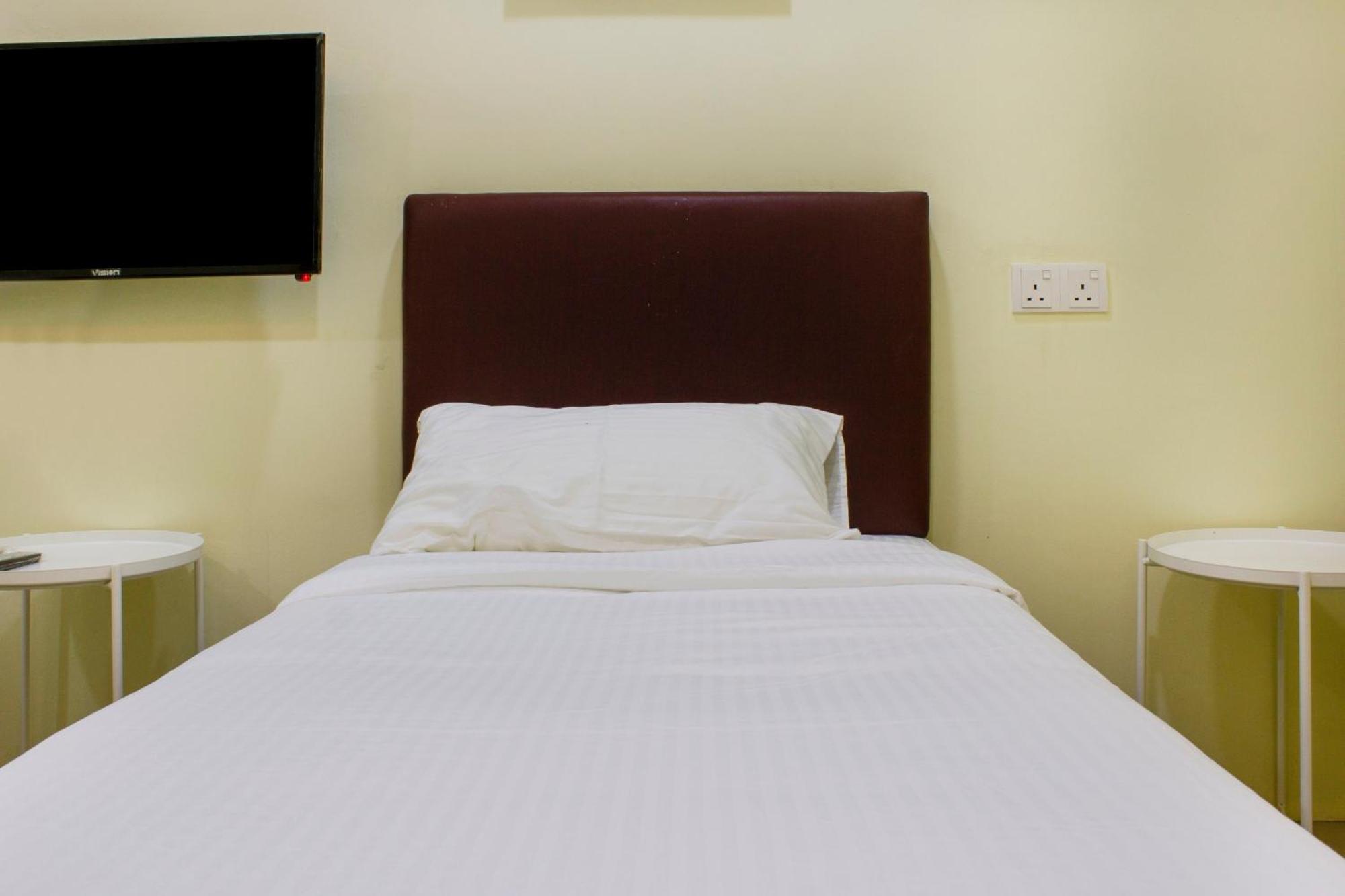 Oyo 90090 Roselyn Inn 2 باسير غونداغ المظهر الخارجي الصورة