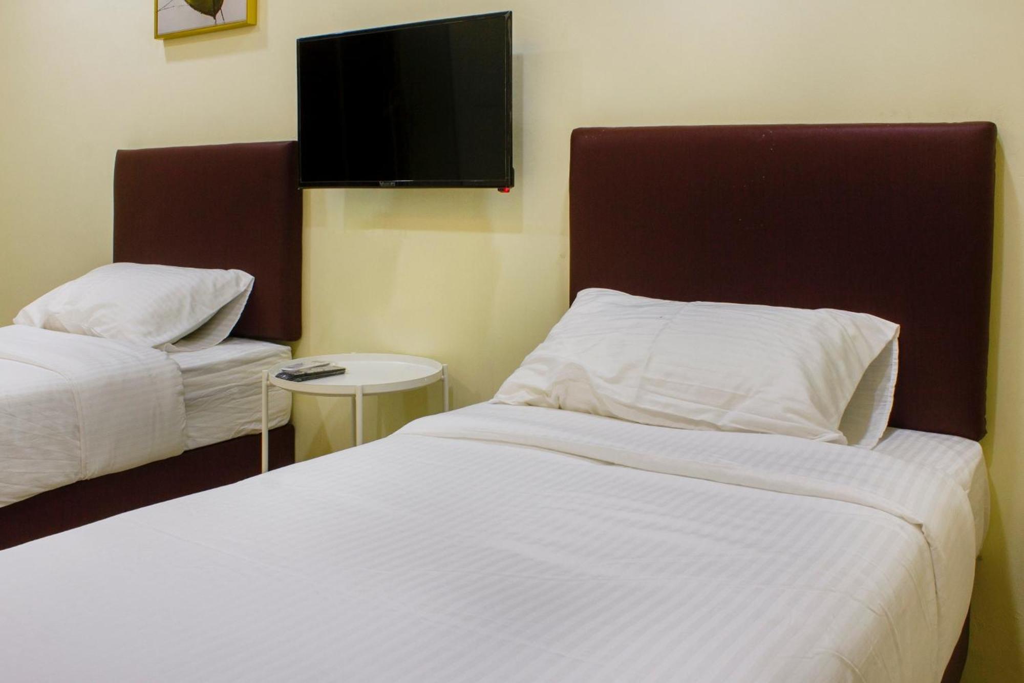 Oyo 90090 Roselyn Inn 2 باسير غونداغ المظهر الخارجي الصورة